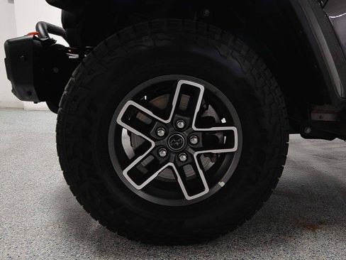 Used 2025 Jeep Gladiator Mojave AWD/4WD image 8