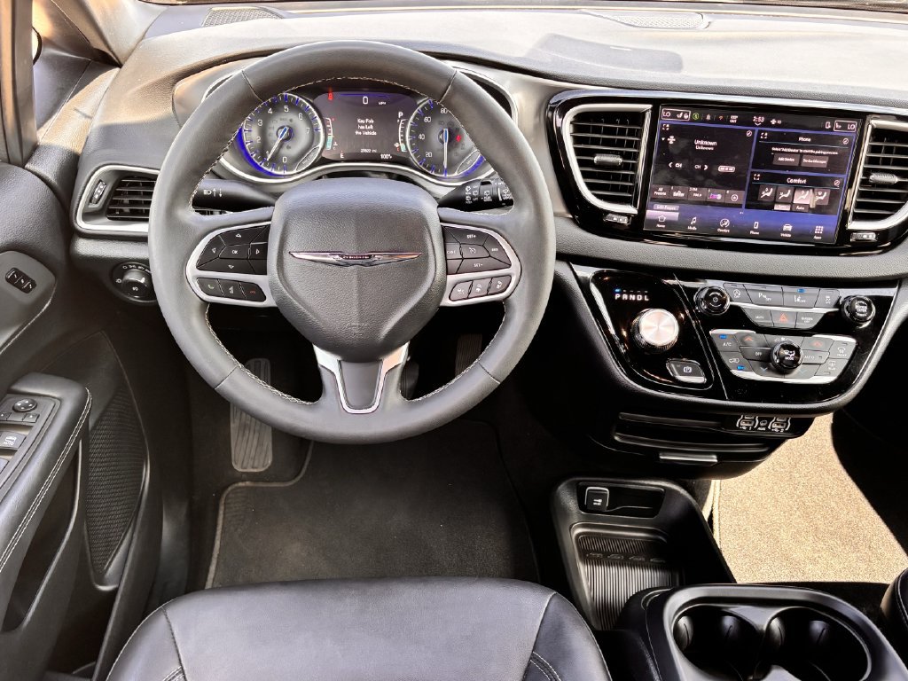 Used 2025 Chrysler Pacifica Select FWD image 9