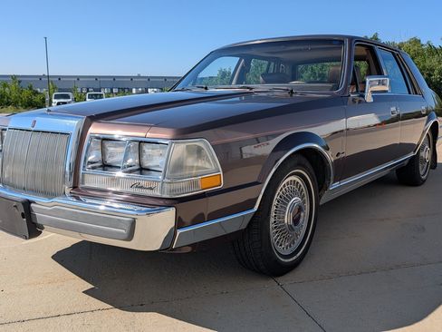 Used 1987 Lincoln Continental Signature RWD image 3