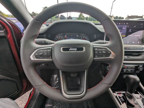 Used 2025 Jeep Compass Trailhawk AWD/4WD image 18