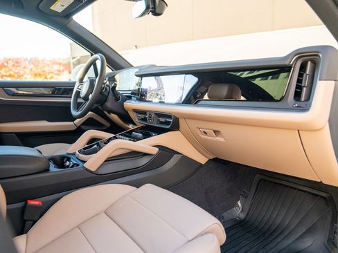 Used 2025 Porsche Cayenne image 24