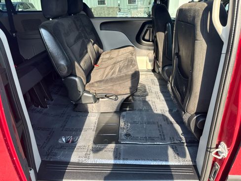 Used 2016 Dodge Grand Caravan American Value Package w/ UConnect Hands-Free Group FWD image 14
