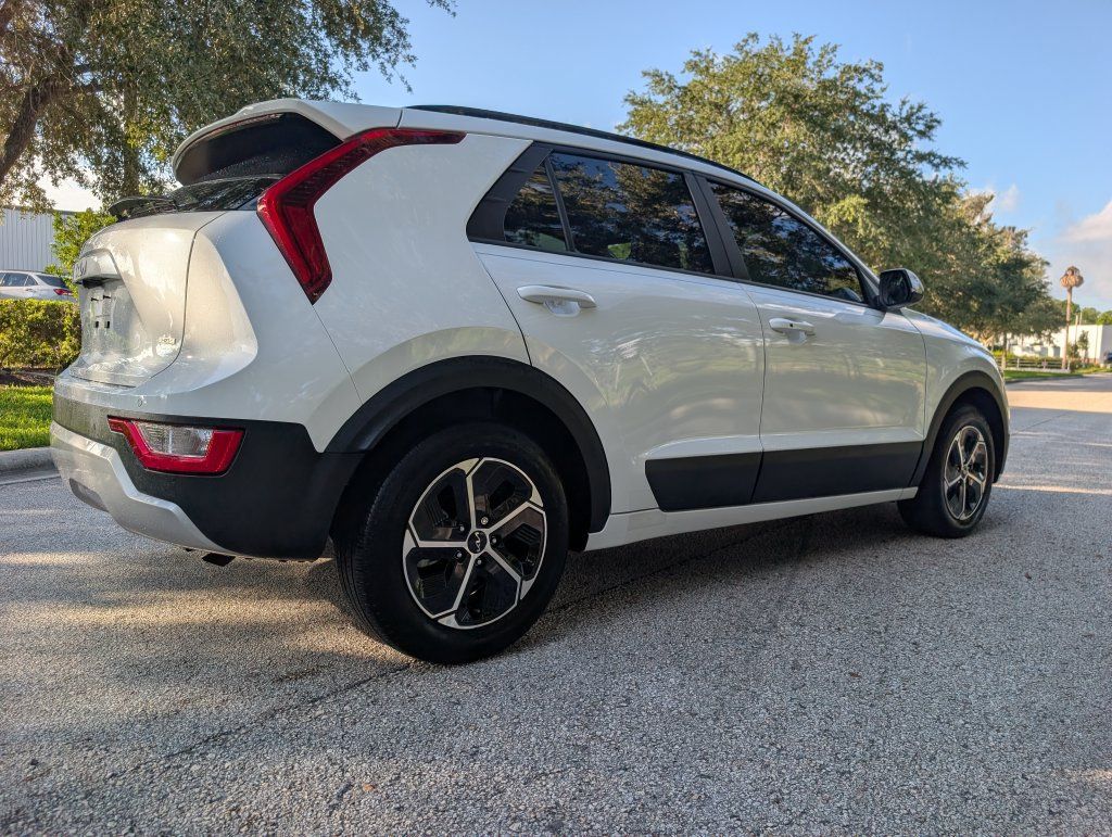 Used 2025 Kia Niro EX FWD image 9