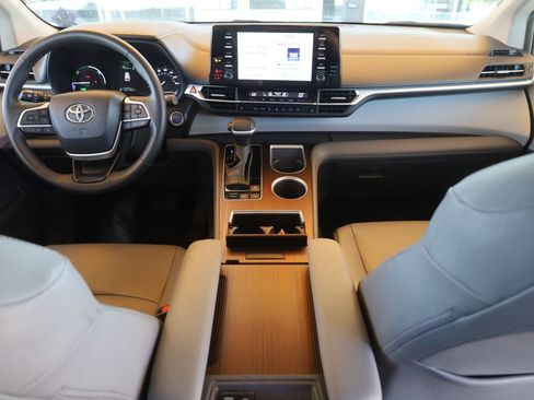 Used 2024 Toyota Sienna XLE image 20