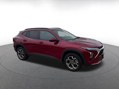 Used 2025 Chevrolet Trax LT FWD image 2