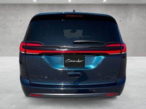 Used 2023 Chrysler Pacifica Limited w/ Uconnect Theater Family Group image 15