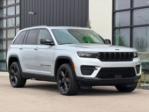 Used 2023 Jeep Grand Cherokee Altitude AWD/4WD image 4