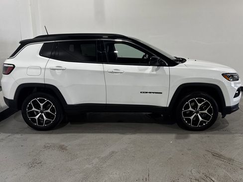 Used 2025 Jeep Compass Limited image 22