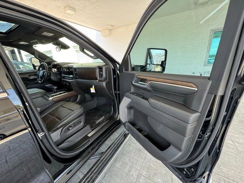 Used 2024 Chevrolet Silverado 1500 High Country w/ High Country Premium Package AWD/4WD image 15
