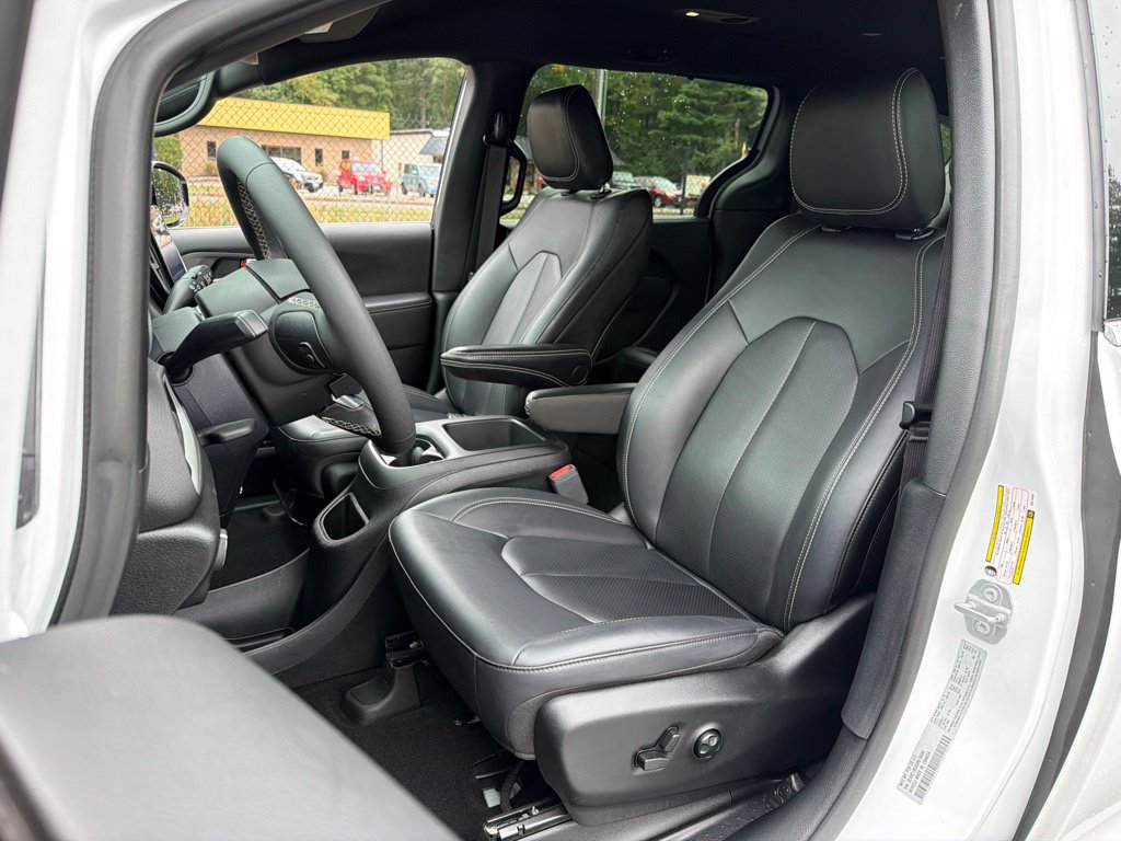 Used 2025 Chrysler Pacifica Select FWD image 17