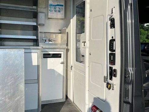 Used 2022 Mercedes-Benz Sprinter 4500 image 21