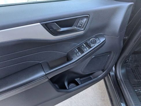 Used 2022 Ford Escape SE w/ SE Sport Appearance Package image 9