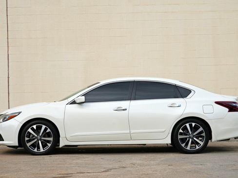 Used 2017 Nissan Altima 2.5 SR FWD image 8
