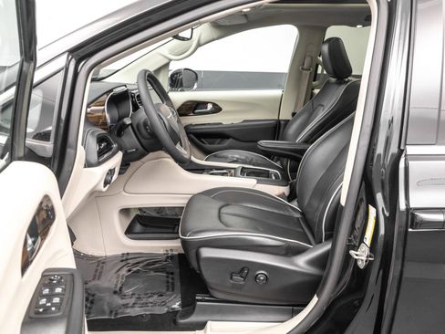 Used 2023 Chrysler Pacifica Limited FWD image 6