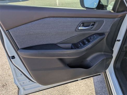 Used 2023 Nissan Rogue SV image 11