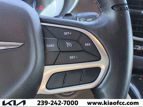 Used 2018 Chrysler Pacifica Touring-L Plus image 26