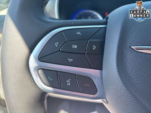 Used 2023 Chrysler Pacifica Touring-L FWD image 17