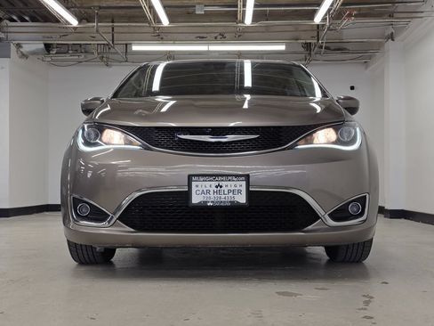 Used 2017 Chrysler Pacifica Touring Plus w/ Tire & Wheel Group FWD image 3