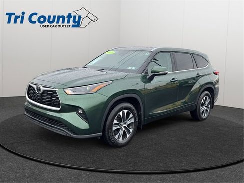 Used 2025 Toyota Highlander XLE image 3