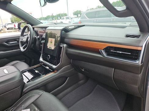 Used 2025 GMC Yukon XL Denali RWD image 28