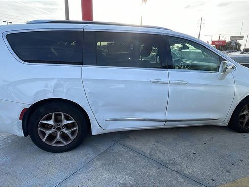 Used 2020 Chrysler Pacifica Limited FWD image 4