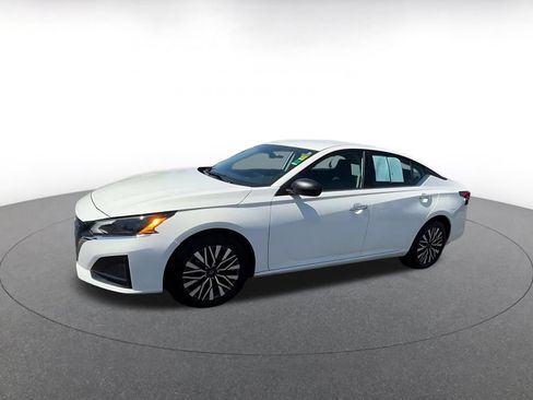 Used 2025 Nissan Altima 2.5 SV FWD image 8
