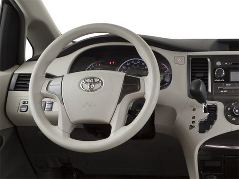 Used 2013 Toyota Sienna XLE FWD image 6