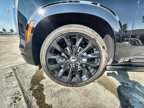 Used 2025 Cadillac Escalade ESV Sport Platinum w/ LPO, ONYX Package AWD/4WD image 10