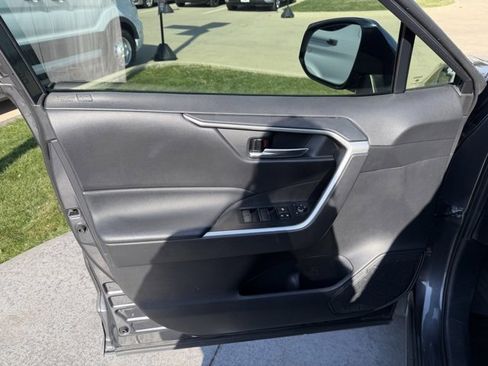 Used 2020 Toyota RAV4 XLE Premium image 8