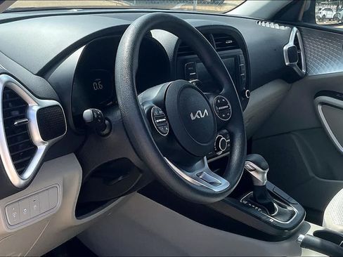 Used 2025 Kia Soul LX w/ LX Technology Package FWD image 2