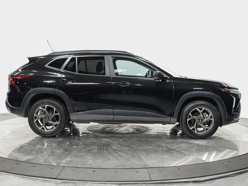 Used 2024 Chevrolet Trax LT w/ Sunroof Package FWD image 8