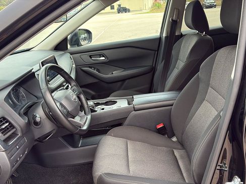 Used 2025 Nissan Rogue SV FWD image 7