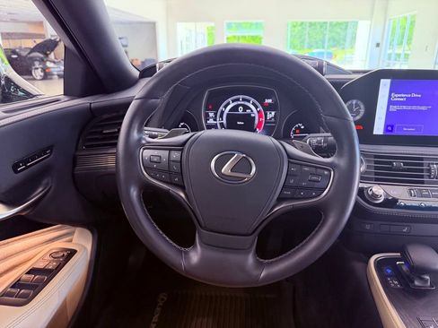 Used 2023 Lexus LS 500 w/ Accessory Package (Z2) RWD image 17