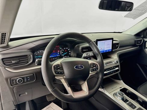 Used 2024 Ford Explorer XLT w/ Equipment Group 202A RWD image 9