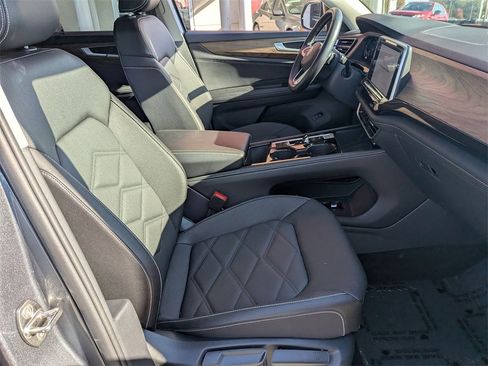 Used 2025 Volkswagen Atlas SE image 34