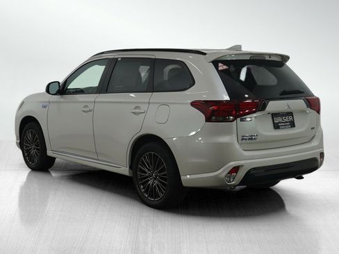 Used 2022 Mitsubishi Outlander LE image 3