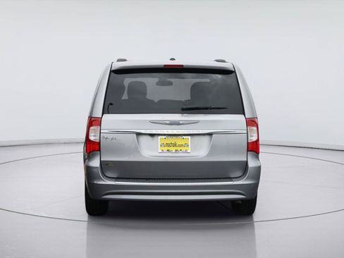 Used 2016 Chrysler Town & Country Touring FWD image 7