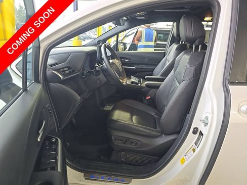 Used 2025 Toyota Sienna Platinum AWD/4WD image 6