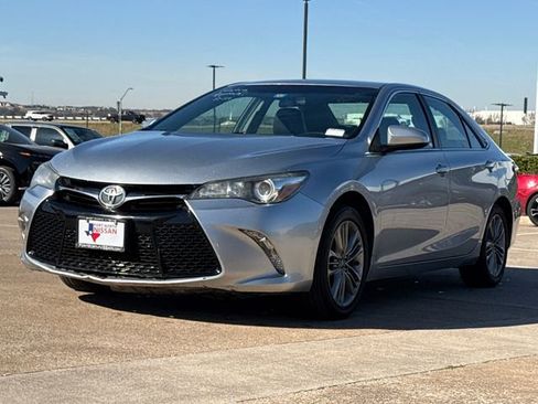 Used 2017 Toyota Camry SE image 4