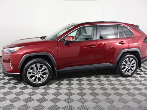 Used 2022 Toyota RAV4 XLE Premium image 9