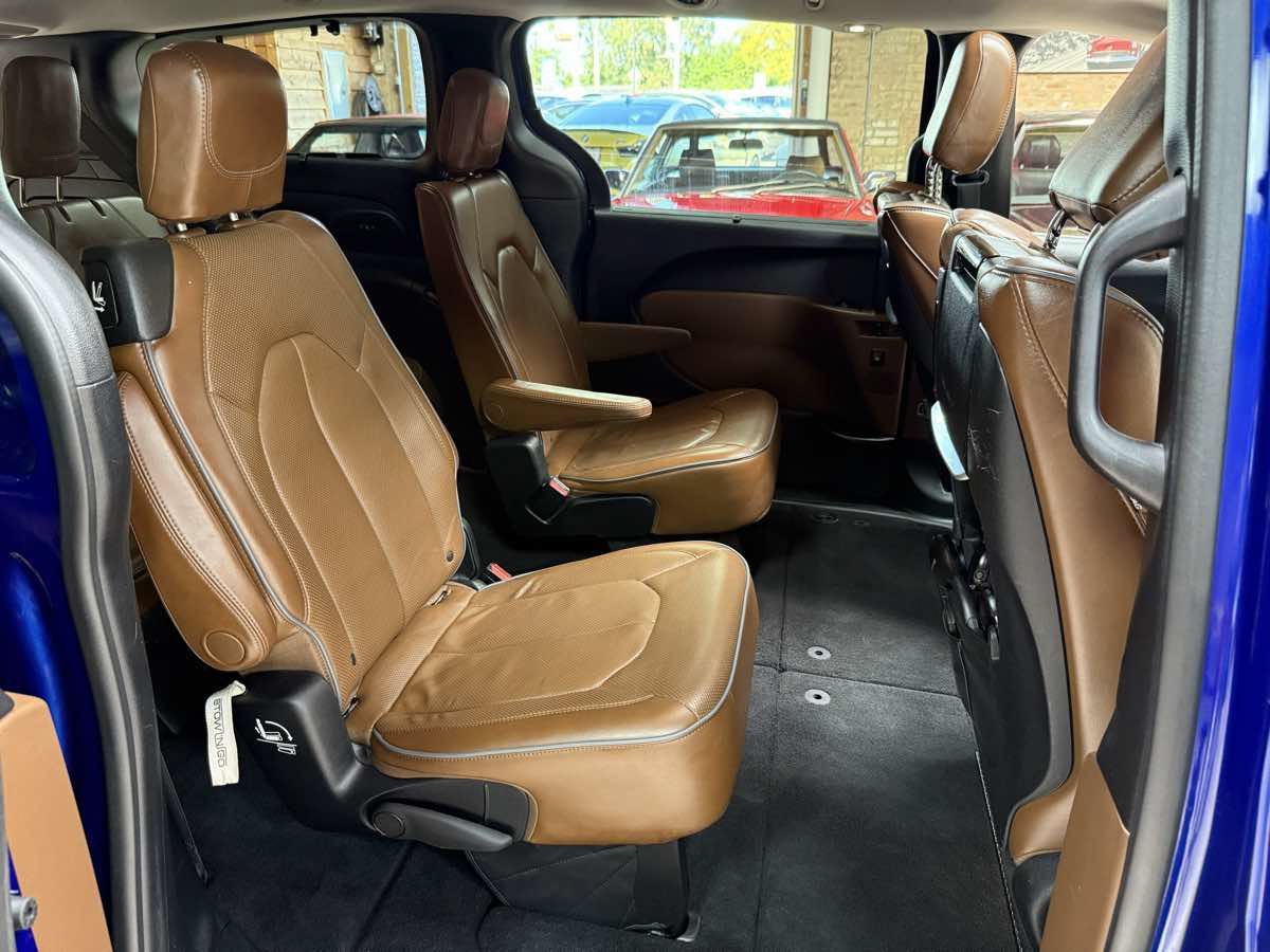 Used 2018 Chrysler Pacifica Limited w/ Tire & Wheel Group FWD image 29