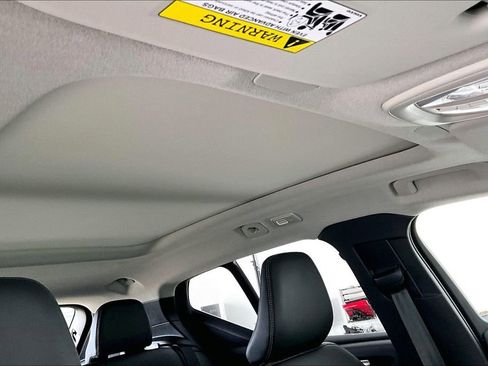 Certified 2025 Volvo XC40 B5 Core image 21