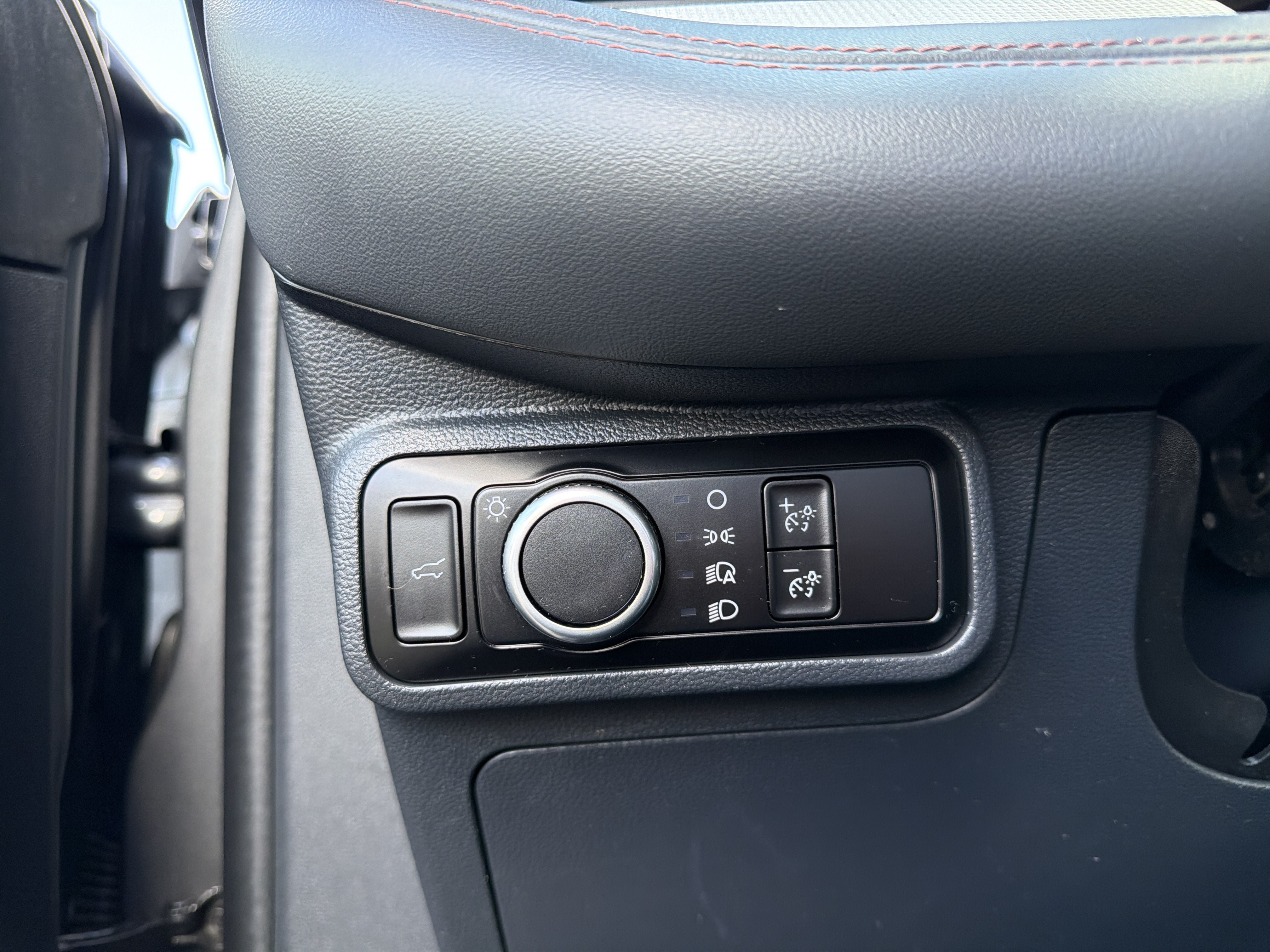Used 2025 Ford Explorer Active AWD/4WD image 15