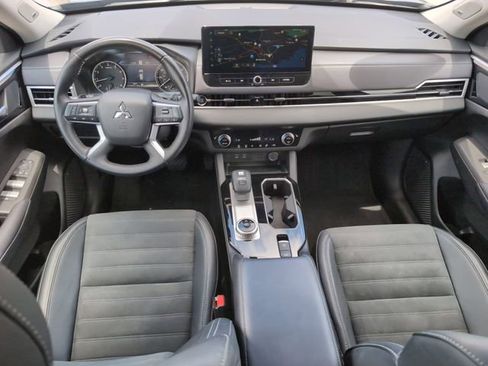 Used 2025 Mitsubishi Outlander SE FWD image 28