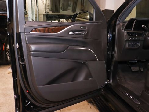 Used 2022 Cadillac Escalade ESV Sport Platinum w/ LPO, ONYX Package image 9