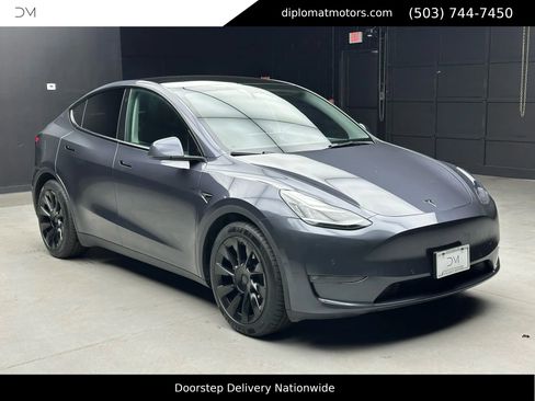 Used 2022 Tesla Model Y Long Range image 8