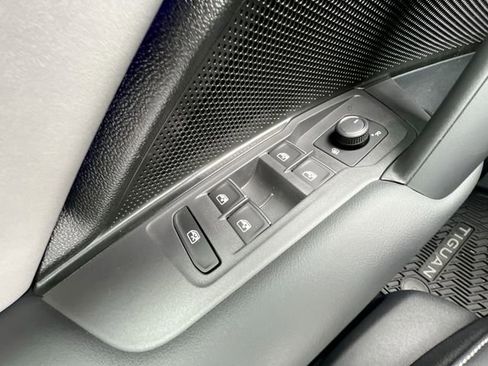 New 2025 Volkswagen Tiguan SE image 13