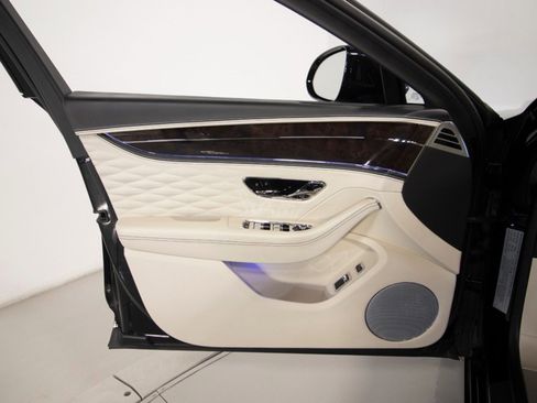 Used 2023 Bentley Flying Spur Azure image 33