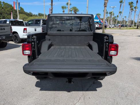 Used 2023 Jeep Gladiator Sport AWD/4WD image 11