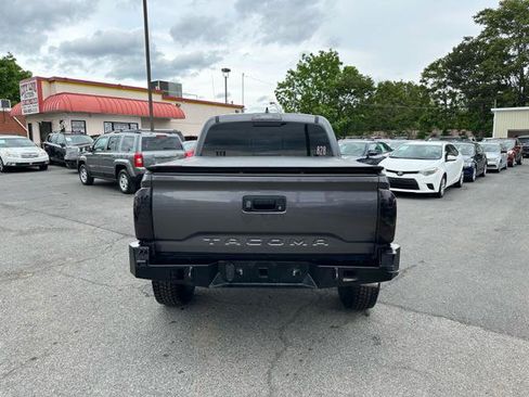 Used 2017 Toyota Tacoma TRD Sport AWD/4WD image 6